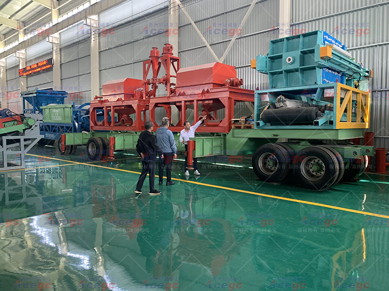 200-300噸移動沙金設(shè)備組合選礦車